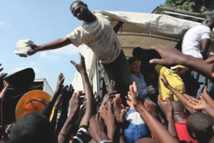 Haitianos recebem ajuda humanitária em Porto Príncipe: Banco Mundial aprovou ajuda de US$ 55 mi para o Haiti (.)
