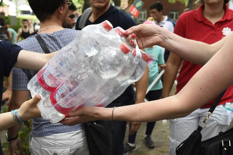 
	Ajuda humanit&aacute;ria: mesmo assim neste ano, a organiza&ccedil;&atilde;o s&oacute; conseguiu assistir 32% das pessoas que vivem em &aacute;reas sitiadas e 6,5% dos s&iacute;rios que vivem em locais de dif&iacute;cil acesso
 (Tobias Schwarz / AFP)