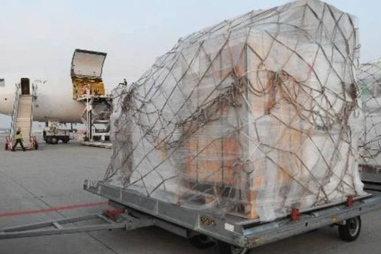 Ajuda humanitária destinada ao Iêmen é carregada em avião da Cruz Vermelha na Bélgica (Sophie Kip/AFP)