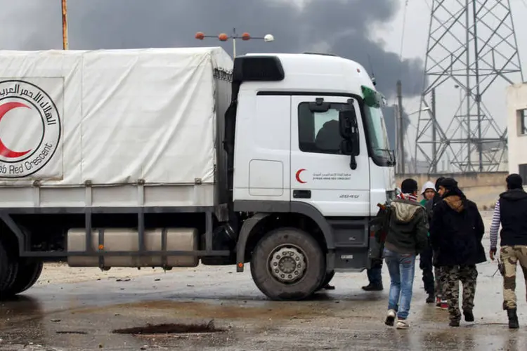 
	Ajuda humanit&aacute;ria: &quot;Um comboio de cem caminh&otilde;es carregados de comida, farinha e medicamentos partir&aacute; hoje&quot;
 (Ammar Abdullah / Reuters)