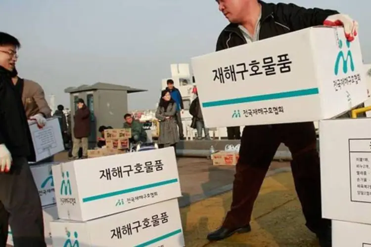 Ajuda humanitária à ilha de Yeonpyeong, na Coreia do Sul, atacada pelos vizinhos do Norte (Chung Sung-Jun/Getty Images)