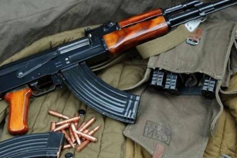 Russo encontra rifles Kalashnikov em caixas de madeira