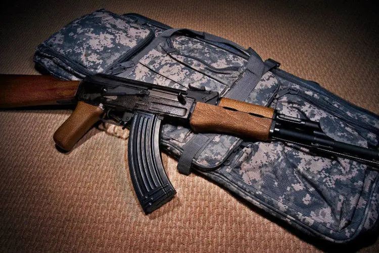 
	O fuzil Kalashnikov, conhecido como AK-47: o EI utiliza armas e muni&ccedil;&otilde;es procedentes de ao menos 25 pa&iacute;ses
 (Brian nairB/Wikimedia Commons)