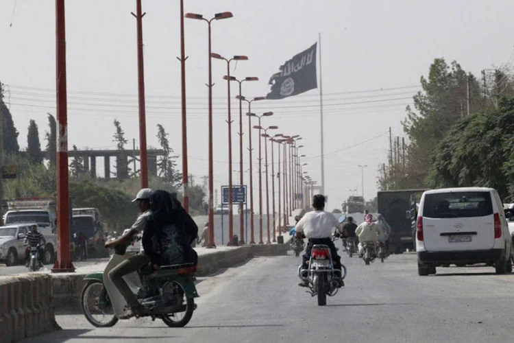 Bandeira do EI em Akcakale: vida ficou mais fácil no sudeste dessa cidade turca desde que o EIEavançou perto da fronteira em Tel Abyad (Stringer/Reuters)