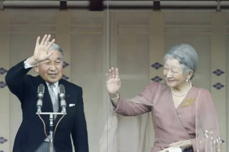 
	Imperador japon&ecirc;s Akihito e sua esposa Empress Michiko acenam para p&uacute;blico no Pal&aacute;cio Imperial de T&oacute;quio
 (Reuters)