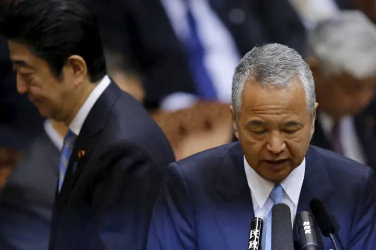 
	Akira Amari: o ministro da economia disse que tomou a decis&atilde;o para assumir a responsabilidade por um esc&acirc;ndalo envolvendo fundos pol&iacute;ticos
 (Toru Hanai / Reuters)
