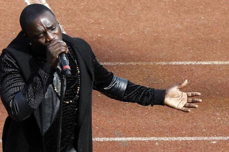 Cantor Akon irá ajudar africanos sem eletricidade