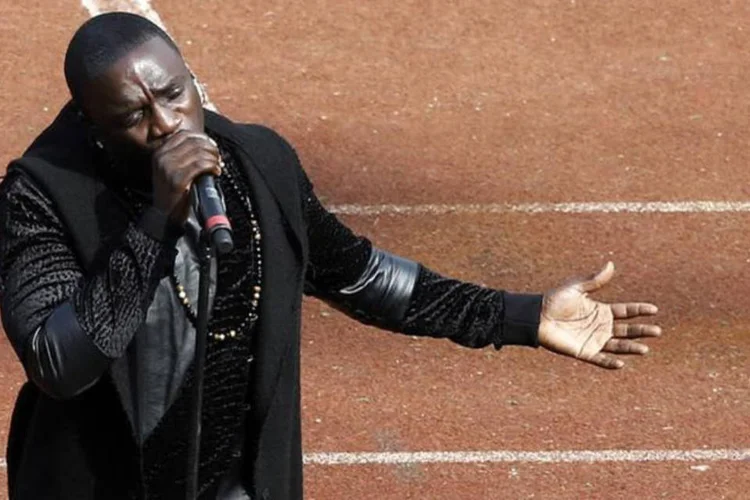 
	Cantor de hip hop Akon: academia ter&aacute; o objetivo de ensinar pessoas como instalar e manter sistemas el&eacute;tricos movidos a energia solar
 (REUTERS/Amr Abdallah Dalsh)