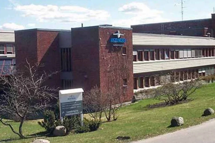 
	F&aacute;brica da Akzo Nobel, em Oslo: a AkzoNobel produz revestimentos de alto desempenho para carros, aeronaves e navios, al&eacute;m de qu&iacute;micos especiais para o setor de papel e celulose
 (Wikimedia Commons)