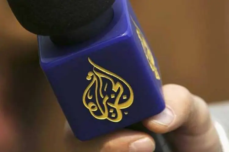 
	Microfone com logo da Al Jazeera:&nbsp;Mohamed Fadel Fahmy pediu nesta quinta sua liberta&ccedil;&atilde;o, durante audi&ecirc;ncia judicial que examinou reportagens supostamente manipuladas para ajudar a Irmandade Mu&ccedil;ulmana
 (Sean Gallup/GETTY IMAGES)
