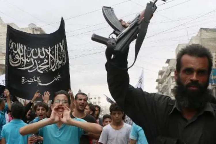 Simpatizantes do movimento al-Nosra pariticpam de protesto contra o presidente sírio Bashar al-Assad, em Aleppo (Fadi al-Halabi/AFP)