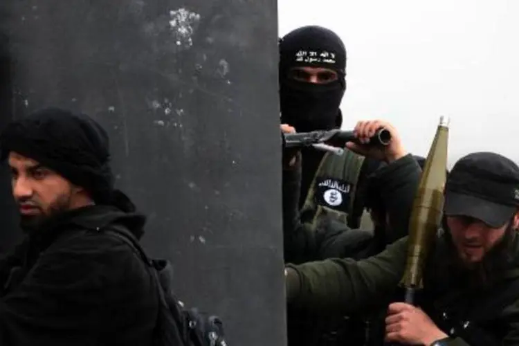 Combatentes da Frente al-Nosra, braço sírio da Al Qaeda, no vilarejo de Aziza (Guillaume Briquet/AFP/AFP)