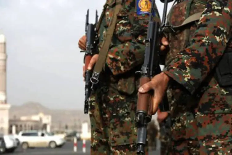 
	Soldados iemenitas: eles&nbsp;acharam explosivos na opera&ccedil;&atilde;o
 (Mohammed Huwais/AFP)