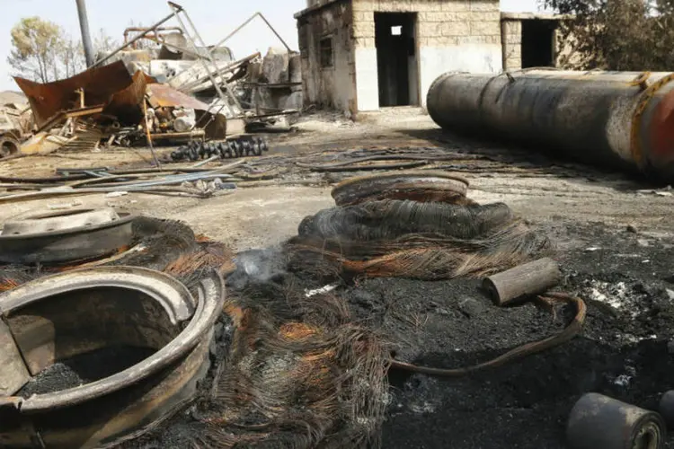 Dano em Al Raqqah: ataque aéreo no oeste da cidade síria destruiu tanque do EI (Stringer/Reuters)