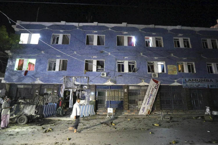 Hotel que foi alvo de ataque terrorista do grupo Al Shabaab em Mogadíscio, Somália (Feisal Omar/Reuters)