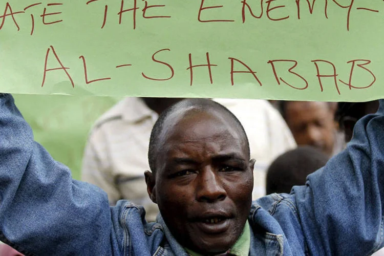 
	Homem participa de proteste contra o grupo Al Shabaab: ligado &agrave; Al Qaeda, grupo tem realizado uma s&eacute;rie de ataques na Som&aacute;lia e pa&iacute;ses vizinhos
 (REUTERS/Thomas Mukoya)