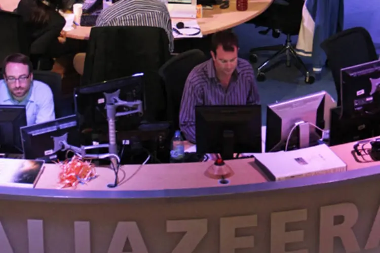 Funcionários do canal de notícias Al Jazeera trabalham em sala de controle em Doha (Fadi Al-Assaad/Reuters)