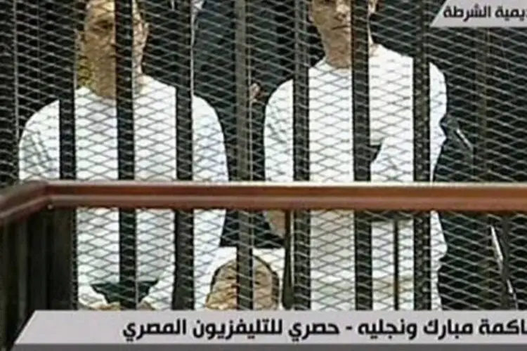 Alaa e Gamal Mubarak estão detidos em uma prisão no Cairo: eles são julgados, assim como seu pai, por corrupção (AFP)