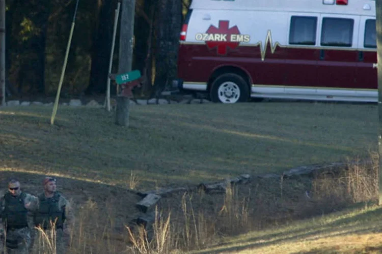 
	Policiais em Midland City: as autoridades e a pol&iacute;cia se comunicaram durante todos estes dias com Dykes atrav&eacute;s de um encanamento que sai do bunker.
 (REUTERS/Phil Sears)