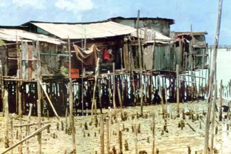 
	Palafitas na favela de Alagados, em Salvador: crian&ccedil;as de regi&otilde;es humildes podem ser v&iacute;timas de tr&aacute;fico
 (Divulgação)
