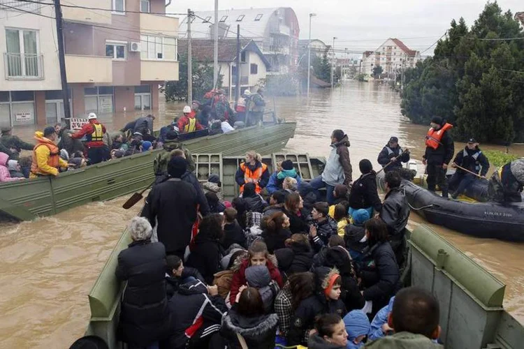 
	S&eacute;rvia alagada: &aacute;guas recuaram em outras partes da B&oacute;snia, deixando um cen&aacute;rio de devasta&ccedil;&atilde;o
 (Marko Djurica/Reuters)