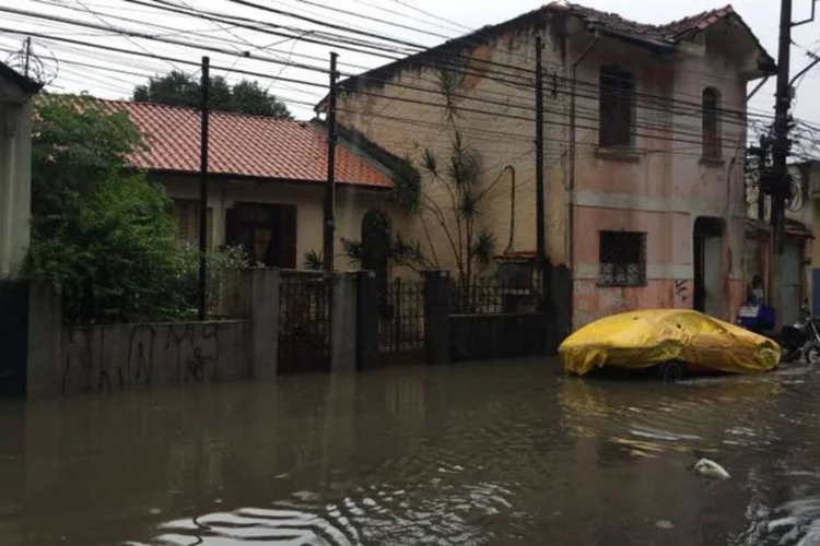 
	Alagamentos: CGE prev&ecirc; pancadas de chuvas principalmente entre o final da tarde de hoje e o in&iacute;cio da noite
 (Paulo Pinto/Fotos Públicas)