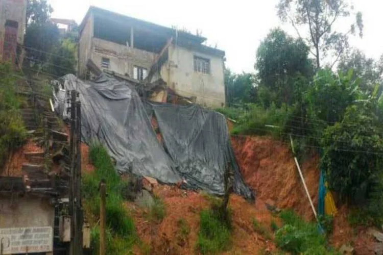 
	Alagamento deixa 15 mortos em SP: deslizamentos deixaram nove mortos durante a madrugada desta sexta-feira
 (Defesa Civil/SP)