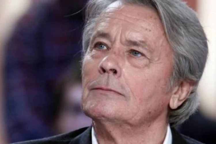 Alain Delon, de 76 anos, explicou que vendia sua coleção para "resolver isso agora" porque "detesta vendas póstumas" (Thomas Samson/AFP)