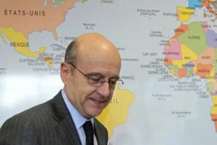 Segundo Alain Juppé, as forças francesas estão apenas defendendo os civis  (Jacques Demarthon/AFP)