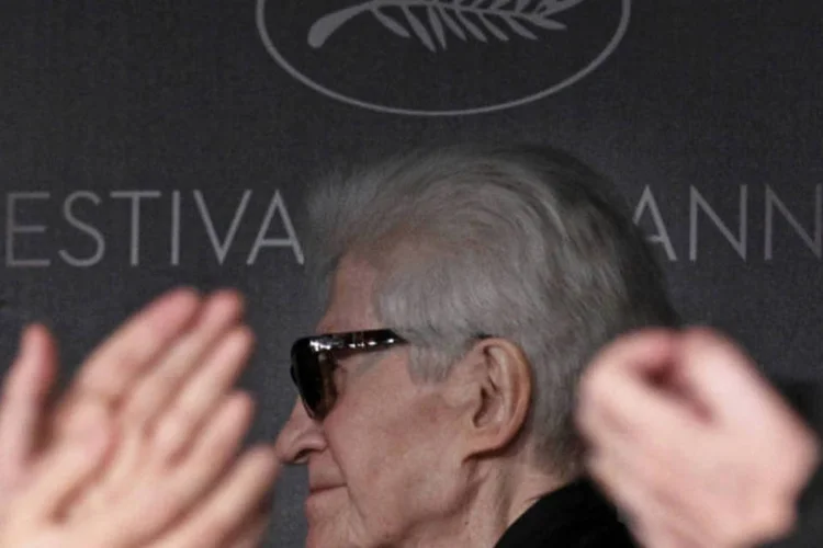 Diretor Alain Resnais é aplaudido durante a sua chegada para uma conferência de imprensa no 65º Festival de Cinema de Cannes, em maio de 2012 (Yves Herman/Reuters)