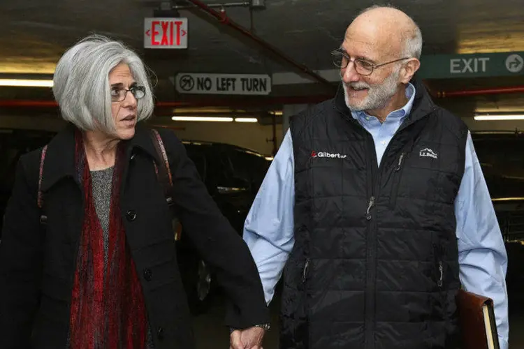Alan Gross e sua esposa, Judy, caminham após desembarque em Washington, EUA (Kevin Lamarque/Reuters)