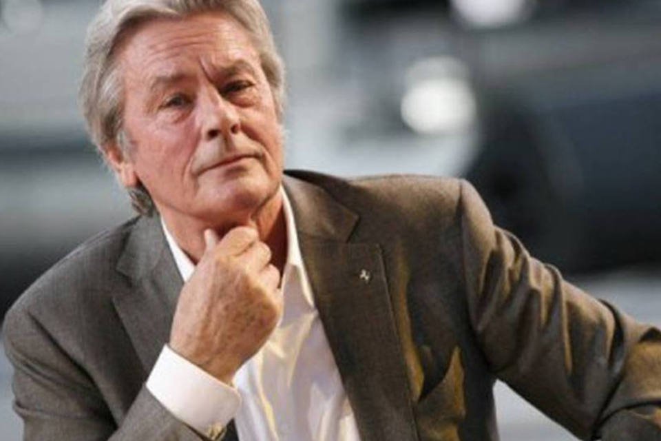 Alain Delon deixa hospital e retoma ensaios