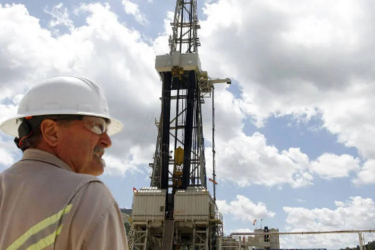 
	Petr&oacute;leo: a AIE previu que a demanda global pela commodity deve retomar o ritmo em 2014
 (REUTERS/Arben Celi)