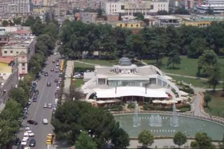 
	Vista geral da cidade de Tirana, na Alb&acirc;nia: apura&ccedil;&atilde;o dos votos das elei&ccedil;&otilde;es legislativas do pa&iacute;s avan&ccedil;a lentamente e, por enquanto, foram revisadas c&eacute;dulas de 1.309 urnas de um total de 5.508
 (Wikimedia Commons / Brams)