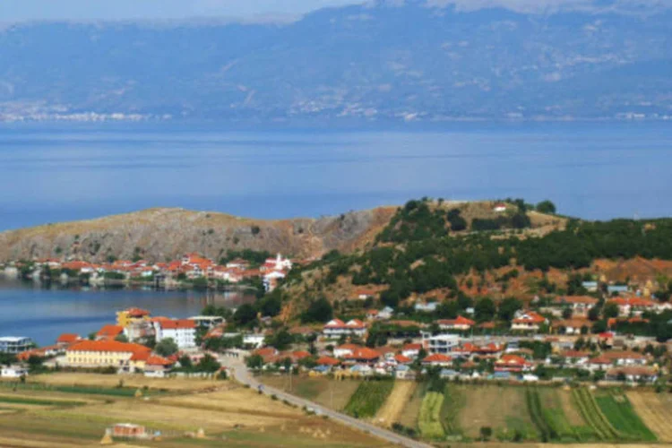 Albânia: mais da metade da energia elétrica gerada por ano neste país balcânico termina sendo roubada pelos consumidores (Pudelek/Wikimedia Commons)