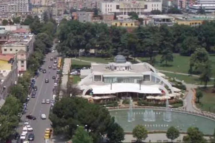 
	O principal foco da s&eacute;tima elei&ccedil;&atilde;o albanesa desde a queda do regime comunista &eacute; a disputa pela prefeitura da capital, Tirana
 (Wikimedia Commons / Brams)