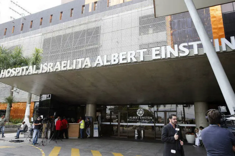 
	Entrada do Hospital Albert Einstein, onde Pel&eacute; est&aacute; internado: ex-jogador segue na UTI e faz tratamento renal
 (Paulo Whitaker/Reuters/Reuters)