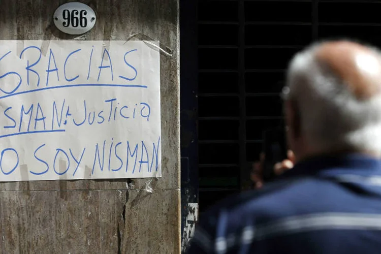 Cartaz agradecendo Alberto Nisman: promotor foi encontrado morto no início desta semana (Marcos Brindicci/Reuters)