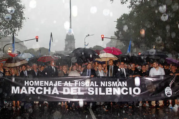 Grupo de promotores e trabalhadores da Justiça lideram marcha silenciosa em tributo a Alberto Nisman, promotor morto misteriosamente em Buenos Aires, na Argentina (REUTERS/Agustin Marcarian)