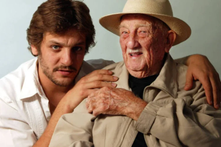 Alberto Granado e o ator Rodrigo De La Serna, que o interpretou no filme Diários de uma Motocicleta (Getty Images/Carlo Aljegri)