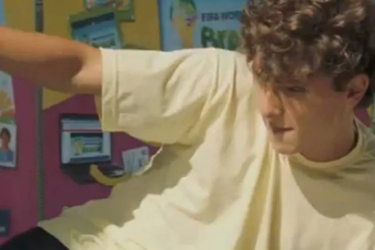 Comercial do álbum da Copa: vídeo mostra a história de um garoto que, ao ver o caminhão de distribuição do álbum, larga o que está fazendo e corre pelas ruas da cidade para ser o primeiro a fazer sua coleção (Reprodução/YouTube)