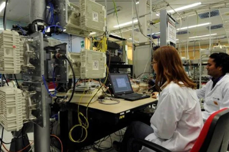 
	Laborat&oacute;rio da Alcatel-Lucent: A empresa franco-americana busca uma compensa&ccedil;&atilde;o financeira correspondente ao valor que teria sido pago por uma licen&ccedil;a antes das viola&ccedil;&otilde;es
 (Divulgação)