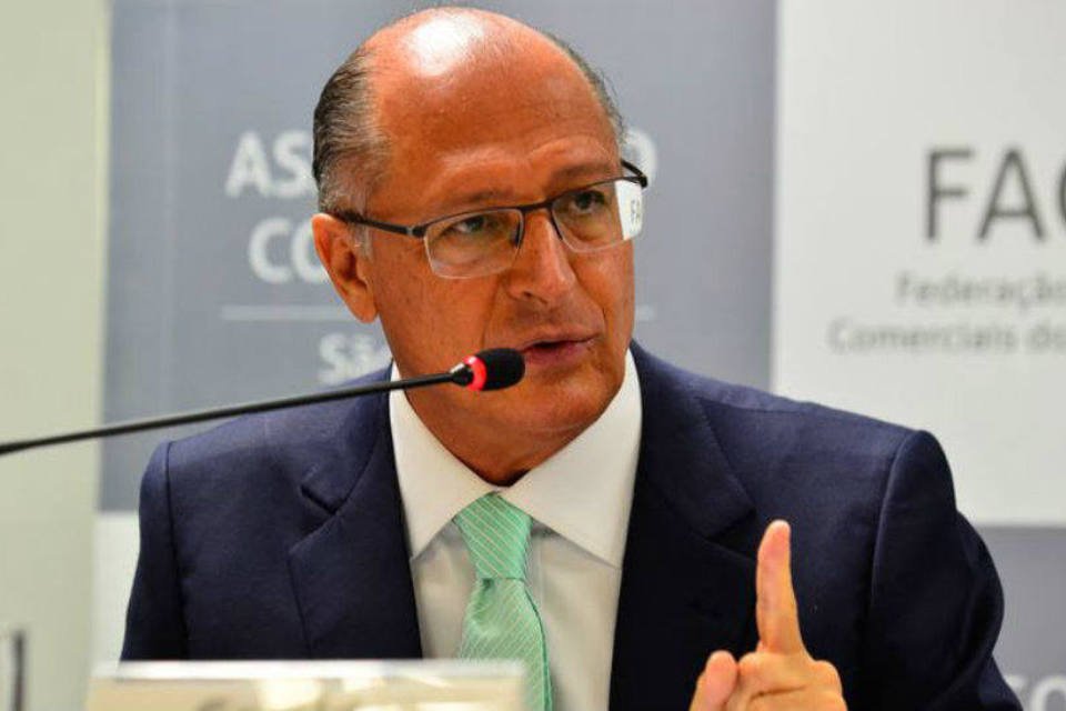 Manifestante joga ovo em comitiva de Alckmin