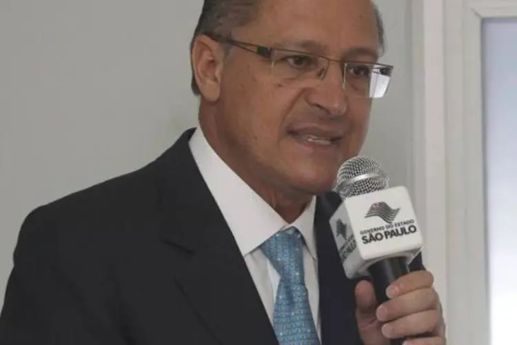 
	&quot;Estou at&eacute; lendo um livro dele&quot;, disse Alckmin, mostrando aos jornalistas uma edi&ccedil;&atilde;o inteiramente grifada e justamente nas mensagens relacionadas &agrave; pol&iacute;tica
 (José Luis da Conceição/Governo de SP)