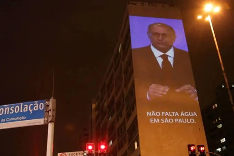 Trecho de ação do Greenpeace no 1º de Abril: ONG projetou o governador Geraldo Alckmin dizendo que não faltaria água durante a campanha eleitoral (Reprodução/Youtube/GreenBR)