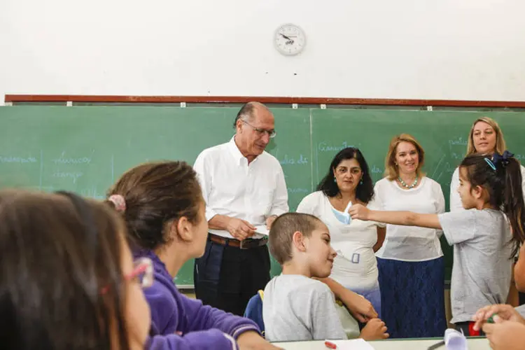 
	Geraldo Alckmin em escola: novo per&iacute;odo de transfer&ecirc;ncia dos estudantes foi estabelecido, de 5 a 11 de janeiro
 (Marcelo Ribeiro/ Alckmin 45)