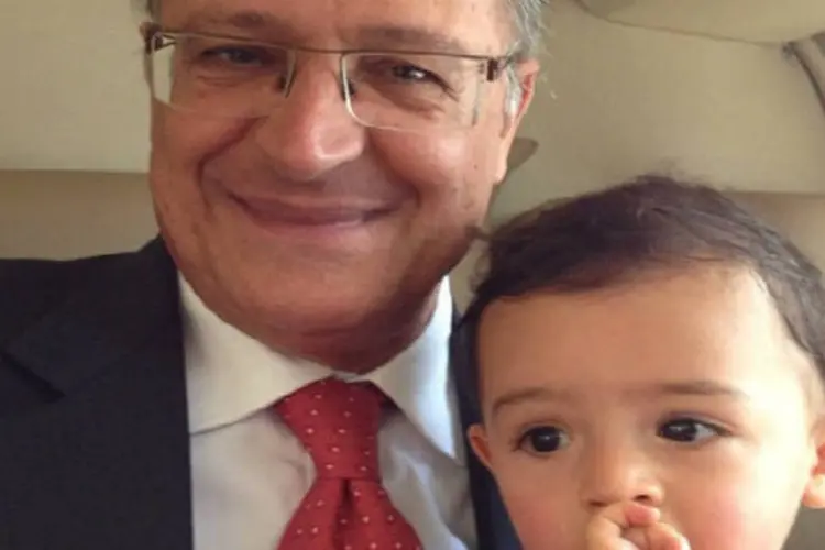 
	Alckmim e o neto no helic&oacute;ptero oficial: fotos foram postadas na rede social Instagram
 (Reprodução/Instagram)