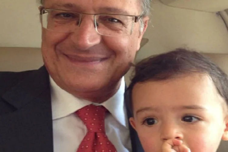 Alckmim e o neto no helicóptero oficial: o governo estadual afirmou que o tucano tinha o direito de usar a aeronave porque se tratava de um veículo de representação à disposição do cargo (Reprodução/Instagram)