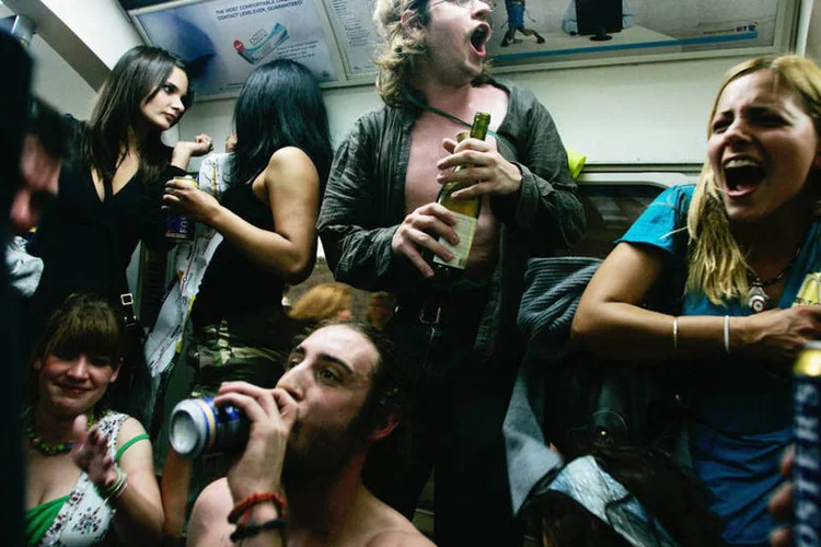 
	Jovens fazem uso de bebidas alco&oacute;licas: desde o caso, mais de 60 eventos estudantis em Bauru foram cancelados
 (Tornkvist/Getty Images)