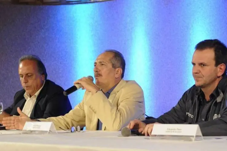 Aldo Rebelo (centro): de acordo com o ministro do Esporte, Aldo Rebelo, a melhoria dos aeroportos não foi incluída no plano de legado (Tomaz Silva/Agência Brasil)